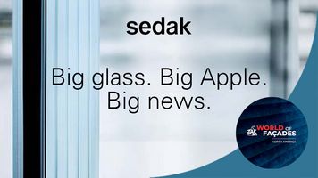 Beschusshemmendes Glasexponat mit dem Schriftzug „Big Glass. Big Apple. Big News.“ auf der ZAK World of Façades New York 2026